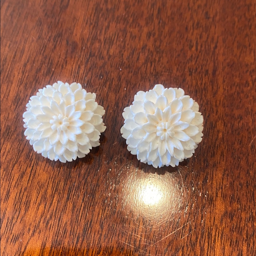 Vibrant and vintage ivory color cut Floral Earrings